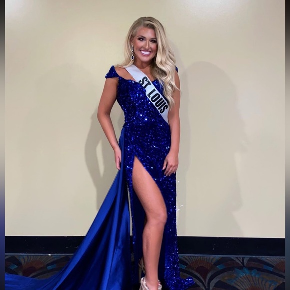 Customized LIASTUBLLA gown with Charmuth side slit train - Picture 1 of 2